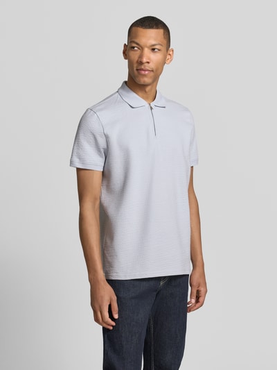 Männermodel trägt Regular Fit Poloshirt mit Strukturmuster von MCNEAL in Hellgrau, kurzärmelig, Reißverschluss, Ganzkörperansicht von vorne.