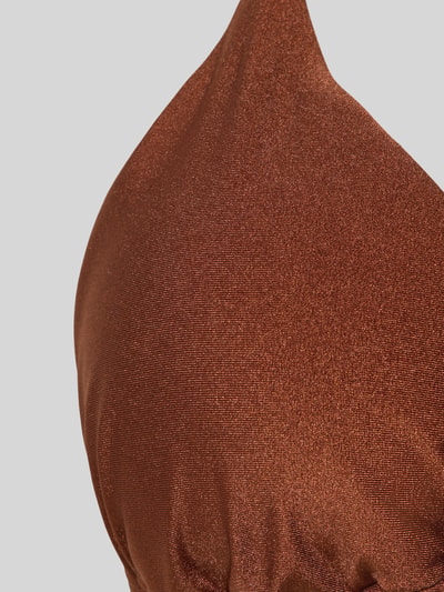 Frauenmodel trägt Bikini-Oberteil mit Label Print von Marc O'Polo, Optik: Unifarben, Spaghettiträger, gefüttert, Zierperlen, Nahaufnahme Oberkörper.