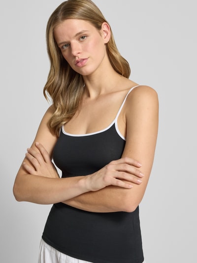 Vrouwenmodel draagt top met Karree-Ausschnitt van REVIEW, katoenmix met biologisch katoen, nauwsluitend, spaghettibandjes, ruglengte 39 cm, Nahaufnahme Oberkörper.