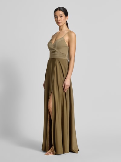 Frauenmodel trägt Abendkleid mit Spaghettiträgern von Laona in Olive, taillierte Passform, V-Ausschnitt, Maxilänge, Ganzkörperansicht von vorne. Rückenlänge ca. 139 cm, Brustweite ca. 30 cm, Haken-Reißverschluss am Rücken, glatter Stoff mit fließender Textur.