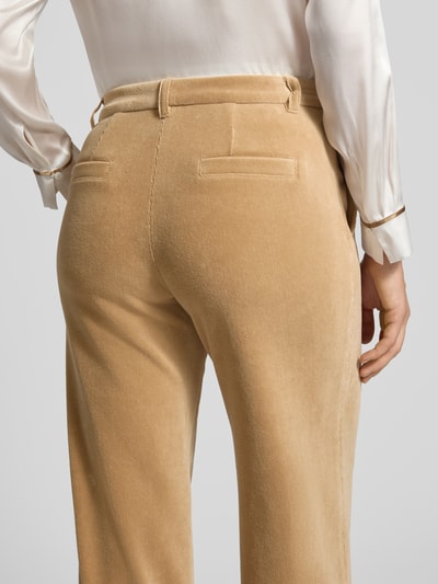 Vrouwenmodel draagt zandkleurige Wide Leg Anzughose aus Baumwoll-Mix model 'WUKARI' van Marc Cain, Dames pantalon, detailopname rugaanzicht.
