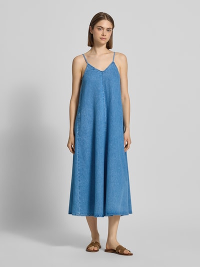 Frauenmodel trägt Relaxed Fit Jeanskleid aus reiner Baumwolle von Marc O'Polo Denim in Denim-Optik, Midi-Länge, V-Ausschnitt, Spaghettiträger, Ganzkörperansicht von vorne.