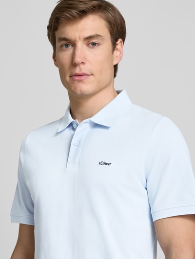 s.Oliver RED LABEL Regular Fit Poloshirt aus reiner Baumwolle mit Label Stitching Hellblau 3