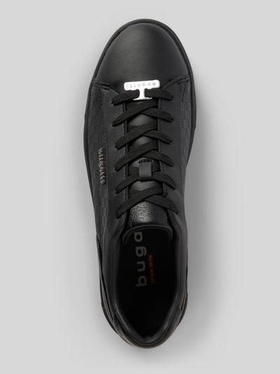 Produktfoto, Sneaker mit Logo-Detail Modell 'Gunter' von bugatti, czarny kolor, zaokrąglony fason, sznurowane, gładka podeszwa, wysokość obcasa 4 cm, wysokość cholewki 6 cm, szerokość w rozmiarze 44: 6 cm