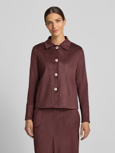 Frauenmodel trägt Regular Fit Blazer in Velours-Optik von White Label in Braun mit Umlegekragen, durchgehender Knopfleiste, Nahaufnahme Oberkörper. Damen Blazer, Rückenlänge 58 cm, Brustweite 52 cm, Ärmellänge 64 cm.