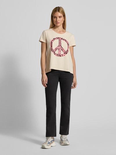 Frauenmodel trägt Relaxed Fit T-Shirt mit Motiv-Print Modell 'Peace' von miss goodlife, cremefarben, elastischer Baumwoll-Mix, Ganzkörperansicht von vorne.