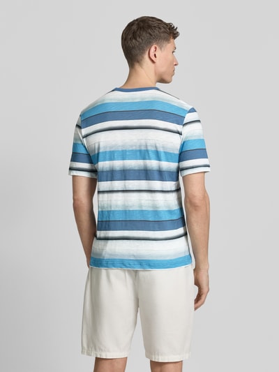 Männermodel trägt T-Shirt im Allover-Look mit Rundhalsausschnitt von PAUL SMITH in Blau-Weiß, Reine Baumwolle, Casual Fit, Ganzkörperansicht Rückansicht. Rückenlänge bei Größe M: 67 cm.