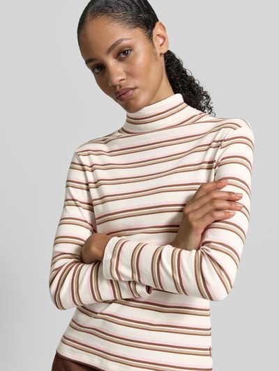 Frauenmodel trägt Slim Fit Rollkragenpullover aus reiner Baumwolle von s.Oliver RED LABEL, Optik: unifarben, mehrfarbig gestreift, Label-Stitching, Kragenform: Rollkragen, Ärmelform: langarm, Materialverarbeitung: Jersey, Nahaufnahme Oberkörper.