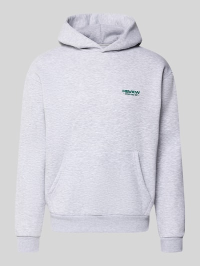 Produktfoto, Regular Fit Hoodie aus Baumwoll-Mix mit Logo-Print von REVIEW in Hellgrau, Kängurutasche, gerippte Abschlüsse, Vorderansicht