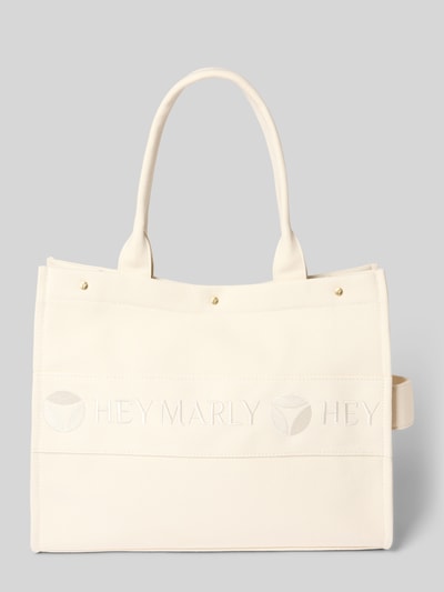 Produktfoto, Handtasche mit Logo-Stitching Modell 'Signature' von Hey Marly in Beige, Hauptfach mit Druckknopfverschluss, Reißverschlussfach, Breite 42 cm, Länge 31 cm, Tiefe 15 cm, Länge Schulterriemen 55 cm.