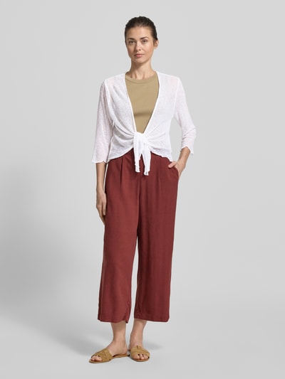 Frauenmodel trägt Strickjacke mit 3/4-Arm von Apricot, Material-Mix, Körpernahe Passform, offenes Design, Ganzkörperansicht von vorne.