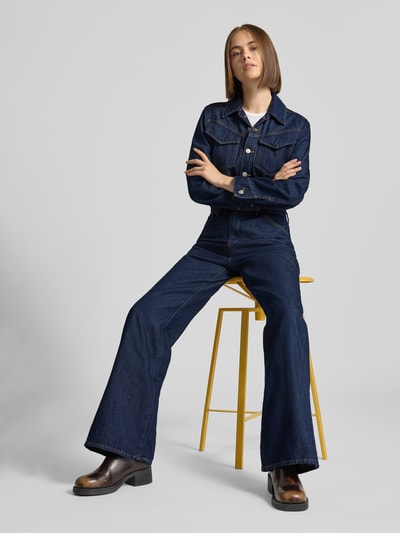 Frauenmodel trägt Regular Fit Jumpsuit aus reiner Baumwolle von Levi's® 300, dunkelblauer Denim, glatte Textur, Ganzkörperansicht von vorne.