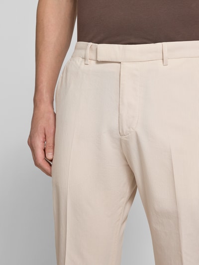 Mężczyznamodel nosi Anzughose mit Eingrifftaschen Modell 'BEPPE' od CINQUE, bawełniany miks z domieszką stretchu, krój slim fit, beżowy kolor, delikatne prążki, zaprasowane kanty, kieszenie boczne, Szerokość w rozmiarze 50: 46 cm, długość nogawki od wewnątrz w rozmiarze 50: 77 cm, zbliżenie na górną część przodu