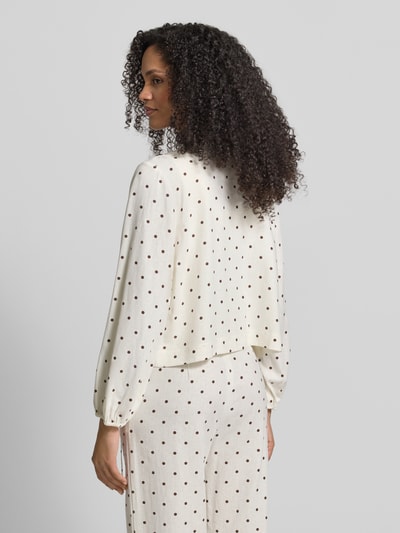Frauenmodel trägt Regular Fit Bluse mit Zierschleifen von Jake*s Casual im Leinen-Viskose-Mix, creme mit braunen Punkten, Ganzkörperansicht Rückansicht.
