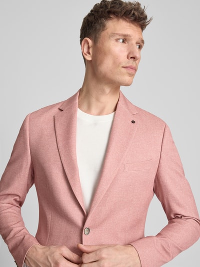 Männermodel trägt Sakko mit Pattentaschen Modell 'NICK' von Zuitable in Rosa, Material-Mix mit Viskose-Anteil, Nahaufnahme Oberkörper.