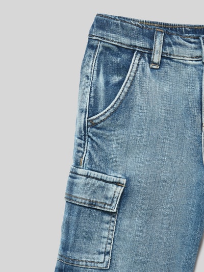 Produktfoto, Jeansshorts mit Cargotaschen von Mayoral im Used-Look, aus Baumwoll-Elasthan-Mix, blaue Farbe, sichtbare Struktur