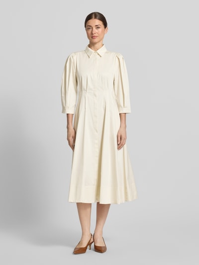 Frauenmodel trägt Cocktailkleid mit verdeckter Knopfleiste und 3/4-Arm von Christian Berg Cocktail, Satin, Taillierter Schnitt, Midikleid, Hemdblusenkragen, Rückenlänge bei Größe 36: 116 cm, Brustweite bei Größe 36: 40 cm, Ärmellänge bei Größe 36: 46 cm, Ganzkörperansicht von vorne.