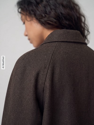 Kobiece model prezentuje Regular Fit Blouson z raglanowymi rękawami model 'NANCY' od ONLY, brązowy, damska bomberka/bluzon, zdjęcie: z tyłu, zdjęcie KI-modifiziertes Bild.