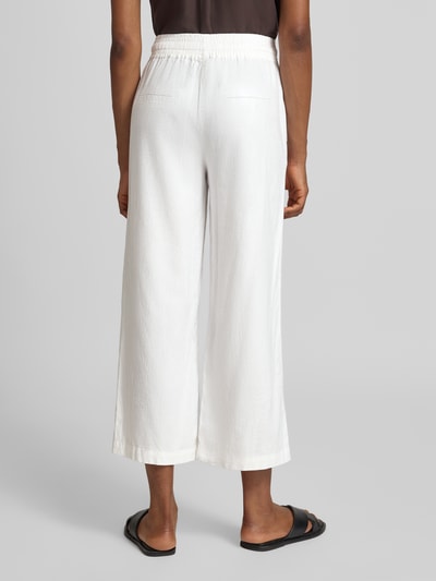 Frauenmodel trägt Wide Fit Stoffhose aus Leinen-Mix mit Viskose-Anteil Modell 'Ina' von Soyaconcept, weiß, strukturierte Textur, Damen Stoffhose, verkürzte Passform, elastischer Bund, Ganzkörperansicht Rückansicht.