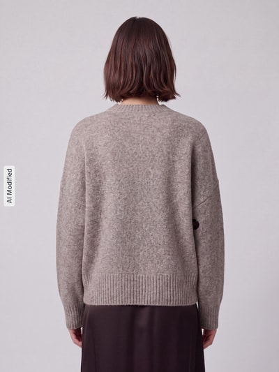 Vrouwenmodel draagt oversized pullover met wol model 'BOOM' van VERO MODA in beige tint, ribgebreide boorden, Dames pullover, volledige rugaanzicht, KI-modificeerd beeld