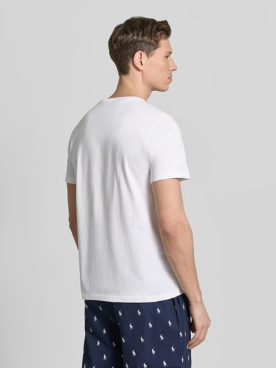Männermodel trägt Regular Fit Pyjama-Oberteil aus reiner Baumwolle Modell 'CREW-SLEEP-TOP' von Polo Ralph Lauren Underwear, Optik: Unifarben, Logo-Stitching, Label Print, Crew Neck, Kurzarm, Ganzkörperansicht Rückansicht.