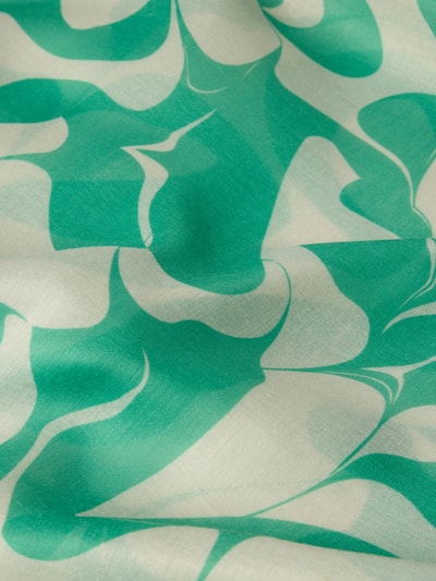 Produktfoto, Schal im Allover-Look Modell 'WALLAM' von B.Young mit grün-beigem Muster, weiche Textur, rechteckige Form, Fransen