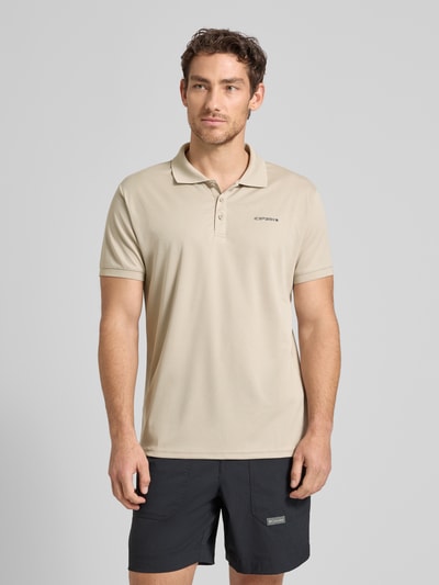 Męski model nosi koszulkę polo Regular Fit Poloshirt mit Logo-Print Modell 'BELLMONT' od Icepeak, kolor beżowy, krój regular fit, kołnierzyk polo, z krótkim rękawem, długość tyłu w rozmiarze M: 73 cm, Ganzkörperansicht von vorne.