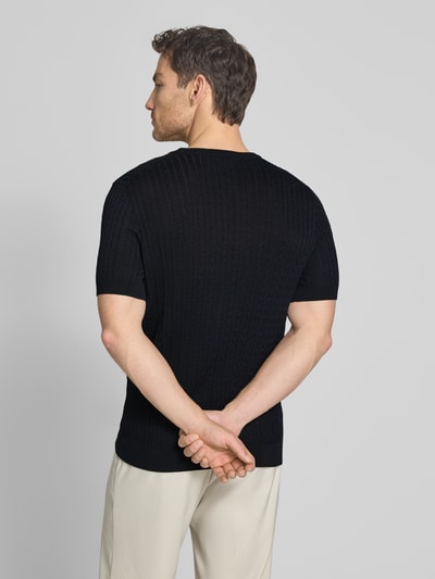 Männermodel trägt Regular Fit T-Shirt aus reiner Baumwolle Modell 'ADRIAN-TC' von Strellson mit Zopfmuster, Strickoptik, Ganzkörperansicht Rückansicht.