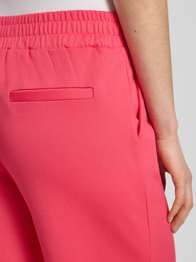 Frauenmodel trägt Wide Leg Sweatpants mit elastischem Bund Modell 'Kate' von ICHI in Pink, Material-Mix mit Viskose-Anteil, Detailaufnahme