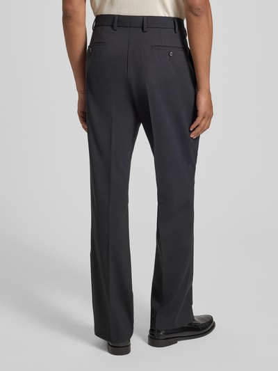 Männermodel trägt Hose mit Eingrifftaschen Modell 'Bert' von DIGEL, dunkel, glatte Textur, Regular Fit, Ganzkörperansicht Rückansicht.