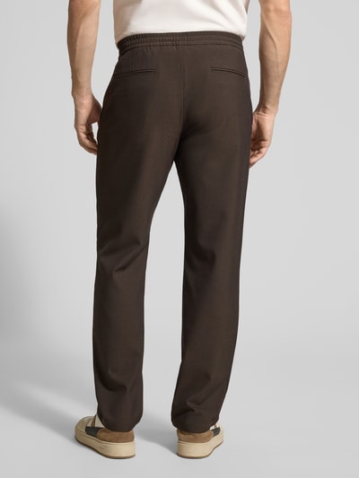 Männermodel trägt Regular Fit Stoffhose mit Viskose-Anteil Modell 'Robert' von Selected Homme in Unifarben, Twill-Struktur, Ganzkörperansicht Rückansicht. Passform Regular-Fit, Bundabschluss elastisch und Tunnelzug, Gesäßtaschen, Materialverarbeitung Material-Mix mit Viskose-Anteil.