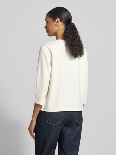 Vrouwenmodel draagt Relaxed fit sweatshirt met viscose-aandeel model 'Emblem' van monari, ronde hals, 7/8-mouw, elastische mix, achteraanzicht.