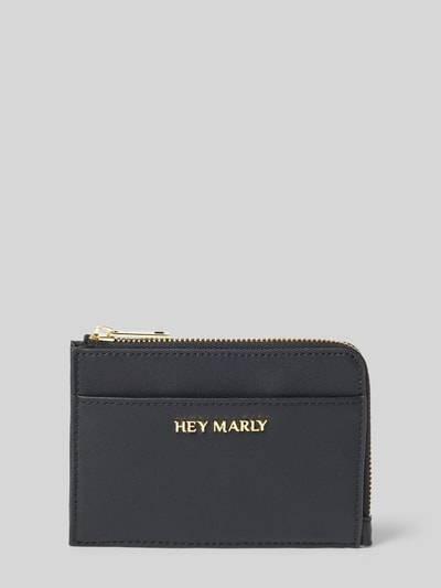 Produktfoto, Portemonnaie aus Rindsleder-Mix mit Label-Applikation von Hey Marly, schwarze glatte Oberfläche, goldener Reißverschluss, Damen Portemonnaie.