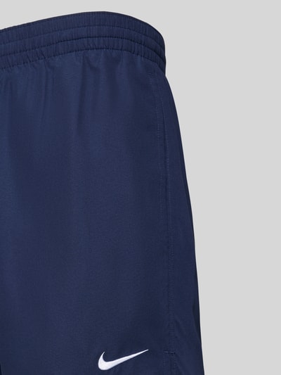 Produktfoto, Badeshorts mit Logo-Stitching und Eingrifftaschen von Nike in Dunkelblau, elastischer Bund, glatte Textur, Relaxed-Fit