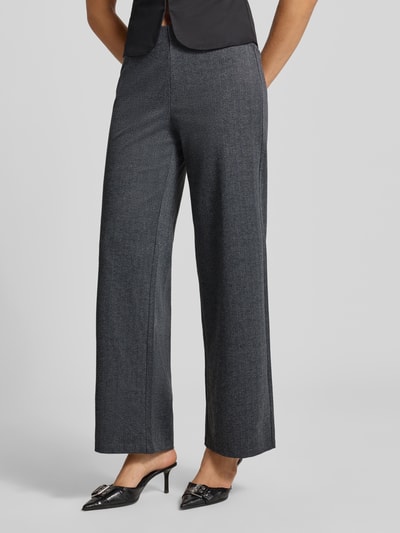 Vrouwenmodel draagt donkergrijze recht wide leg broek met naadritssluiting, Wide Leg Gerade Hose mit Nahtreißverschluss Modell 'BREMEN' van ONLY, Dames recht broek, detailopname benen.