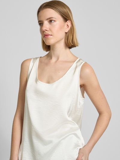Kobiece model prezentuje Regular Fit Top mit Viskose-Anteil od Oui, satyna, okrągły dekolt, mieszanka materiałów, długość tyłu 60 cm, Nahaufnahme górnej części ciała.