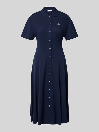 Produktfoto, Tailliertes Freizeitkleid aus reiner Baumwolle von Lacoste in Optik: Unifarben, Midi-Länge, Materialverarbeitung: Piqué, mit 2-Knopf-Verschluss, Label-Patch, Kurzarm und Bindegürtel.