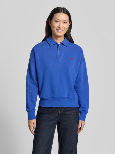 Frauenmodel trägt Regular Fit Sweatshirt aus Baumwoll-Mix von Polo Ralph Lauren in Optik: Unifarben mit Logo-Stitching, Hemdkragen, kurzem Reißverschluss, Langarm, Ärmelabschluss gerippt, Rumpfabschluss gerippt, Materialverarbeitung: Sweat, Material: Baumwoll-Mix, Ganzkörperansicht von vorne.