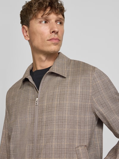 Mannelijk model draagt Blouson met Tweewegritssluiting model 'BARNABY' van Tiger Of Sweden in zuivere lamswol, straight fit, zicht op bovenlichaam schuin van voren.