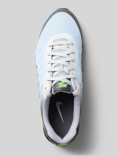 Produktfoto, Sneaker mit Logo-Print Modell 'Air Max Invigor' von Nike, weiße Mesh-Textur, grüne Details, profilierte Sohle, Schnürverschluss