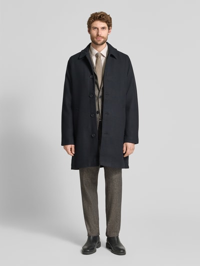 Männermodel trägt Mantel mit Eingrifftaschen Modell 'EZEQUIEL' von Casual Friday, Baumwoll-Mix, dunkel, Knopfleiste, Ganzkörperansicht von vorne.