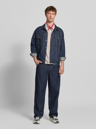 Mężczyznamodel nosi Regular Fit Freizeithemd aus reiner Baumwolle Modell 'DARIS' od Blend, krój regular fit, stójka, lista guzikowa, jeans, widok całej sylwetki z przodu