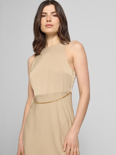 Vrouwenmodel draagt Maxikleid met Ketten-Detail van ARMANI EXCHANGE, satijn, getailleerd model, ronde hals, nahaufnahme bovenlichaam.
