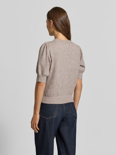 Frauenmodel trägt Regular Fit Pullover mit Puffärmeln von VERO MODA in Beige mit feiner Strickstruktur, Ganzkörperansicht Rückansicht.