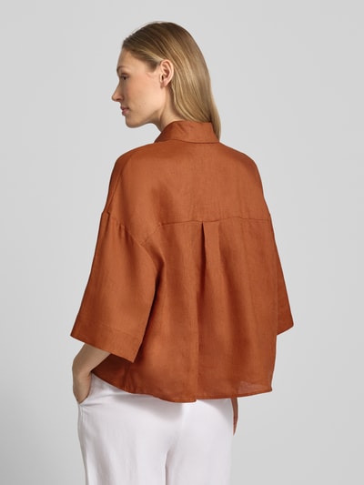 Frauenmodel trägt Boxy Fit Leinenbluse mit 3/4-Arm Modell 'RITO' von MM by Max Mara in Rostbraun, reine Leinen, lockere Struktur, Ganzkörperansicht Rückansicht, Hemdblusenkragen, verdeckte Knopfleiste, Rückenlänge 58 cm, Ärmellänge 27 cm, Größe 36.