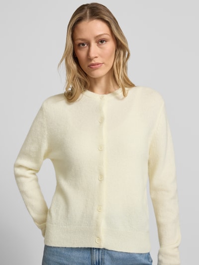 Frauenmodel trägt Regular Fit Cardigan aus Alpaka-Mix von Samsøe Samsøe in Creme, Strick-Optik, Knopfleiste, Rundhals, Nahaufnahme Oberkörper.