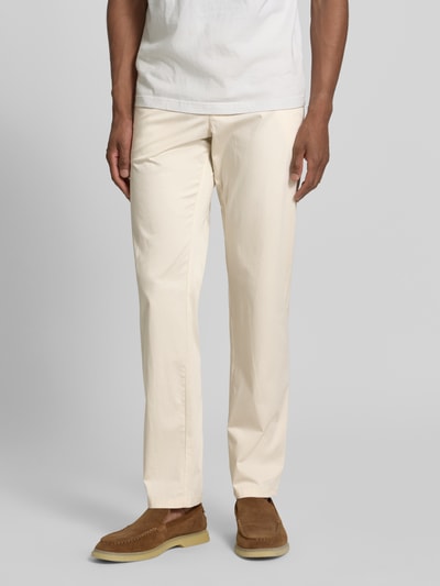 Männermodel trägt Regular Fit Chino mit Eingrifftaschen von Christian Berg Men, Beige, Baumwoll-Elasthan-Mix, Ganzkörperansicht von vorne. Bundweite bei Größe 50: 45 cm, Innenbeinlänge: 82 cm, Gesäßtaschen.
