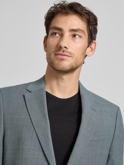 Männermodel trägt Regular Fit Anzugsakko aus Schurwoll-Mix Modell 'JASPER' von BOSS, efekt: wzór na całej powierzchni, kołnierz z połami, zapięcie na 2 guziki, brustasza, kieszenie z patką, mieszanka żywej wełny, Nahaufnahme Oberkörper.
