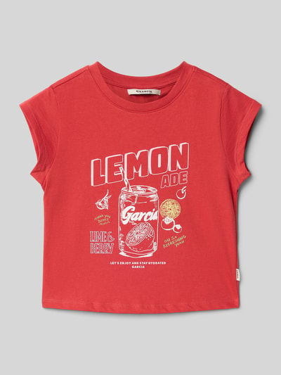 Produktfoto, Regular Fit T-Shirt mit Motiv-Print von Garcia, Damen T-Shirt aus Reine Baumwolle, Rundhalsausschnitt, Logo-Print, Rückenlänge 36 cm bei Größe 140, rotes Design mit gelbem und weißem Motiv-Print auf glatter Oberfläche.
