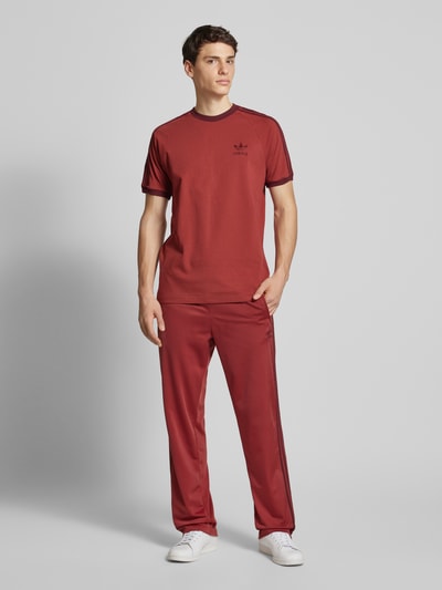 adidas Originals T-shirt met labelstitching Donkerrood - 1